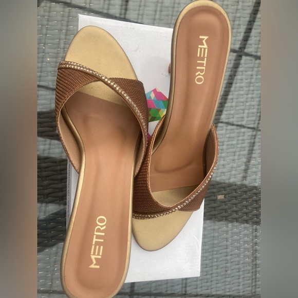 Metro slip on heels NWT - Picture 2 of 5